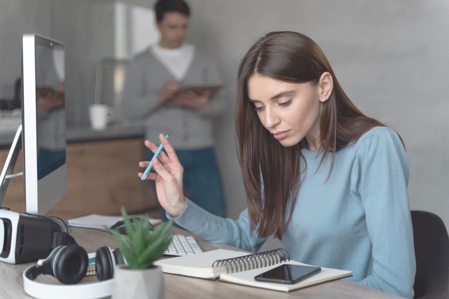 Environnement de travail collaboratif moderne avec équipe engagée