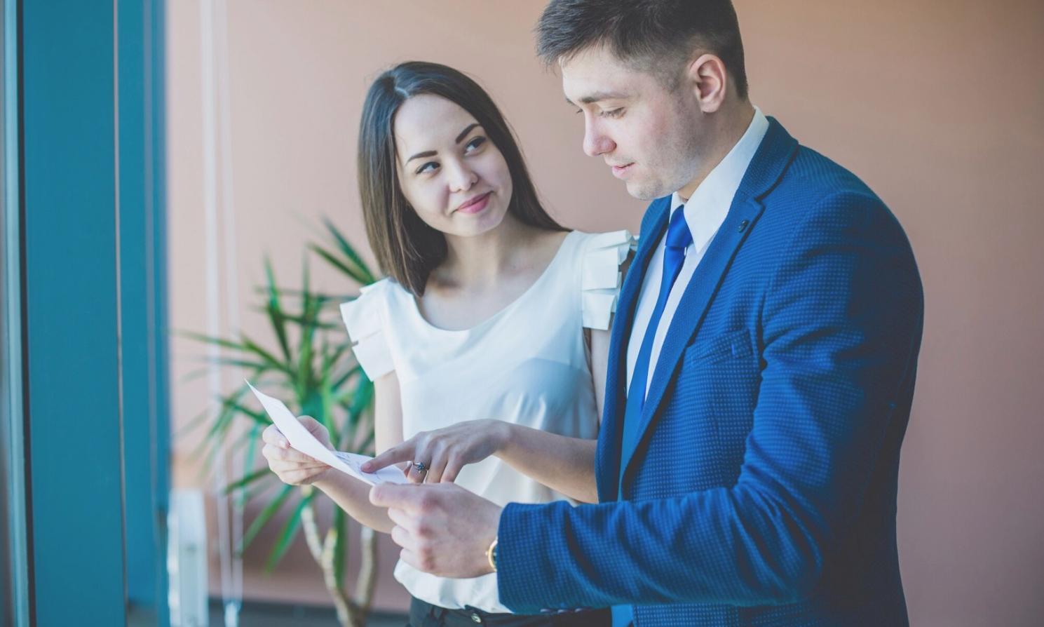 Session de formation en psychologie du travail avec participants engagés dans un exercice pratique